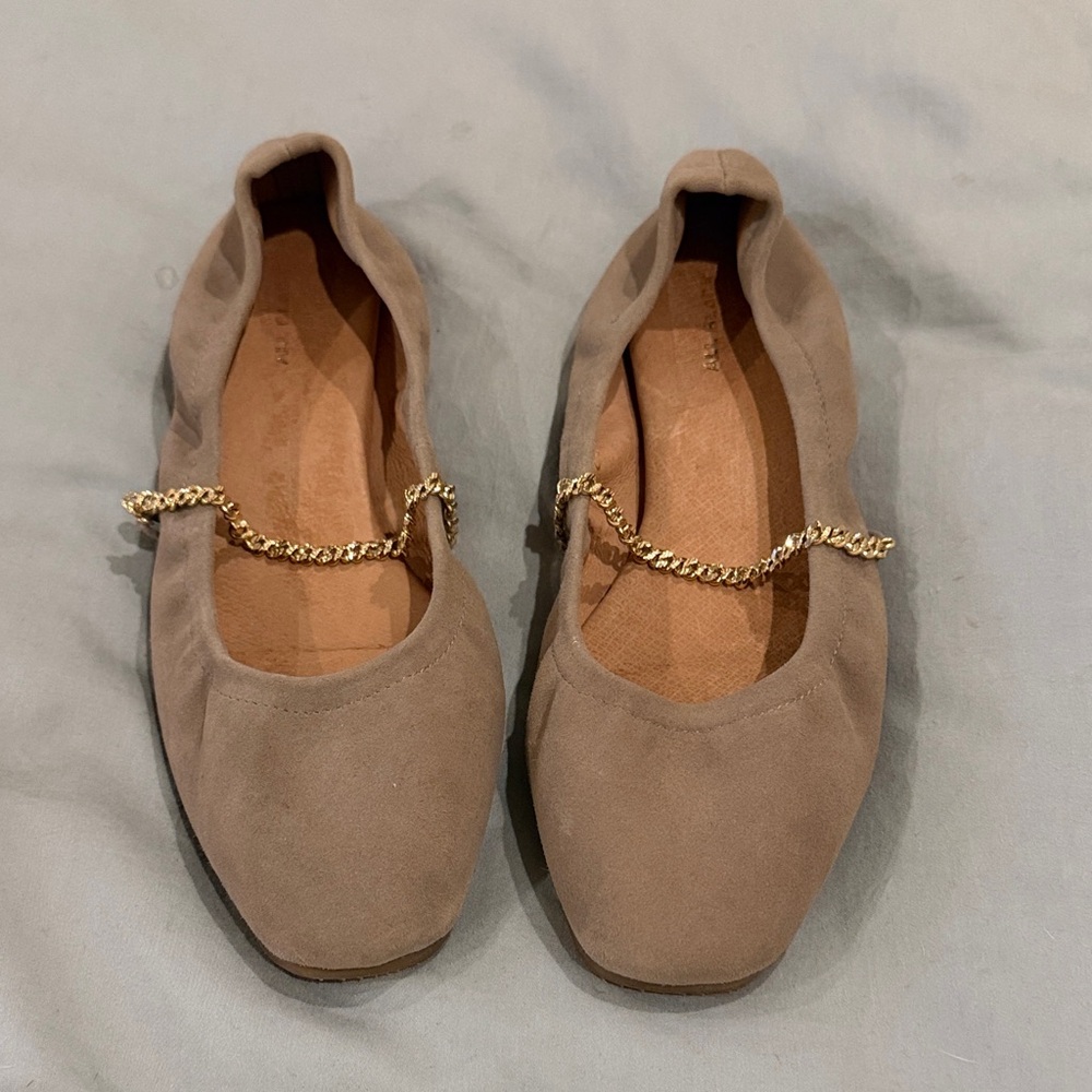 Nude suede Women's flats with Gold Chain